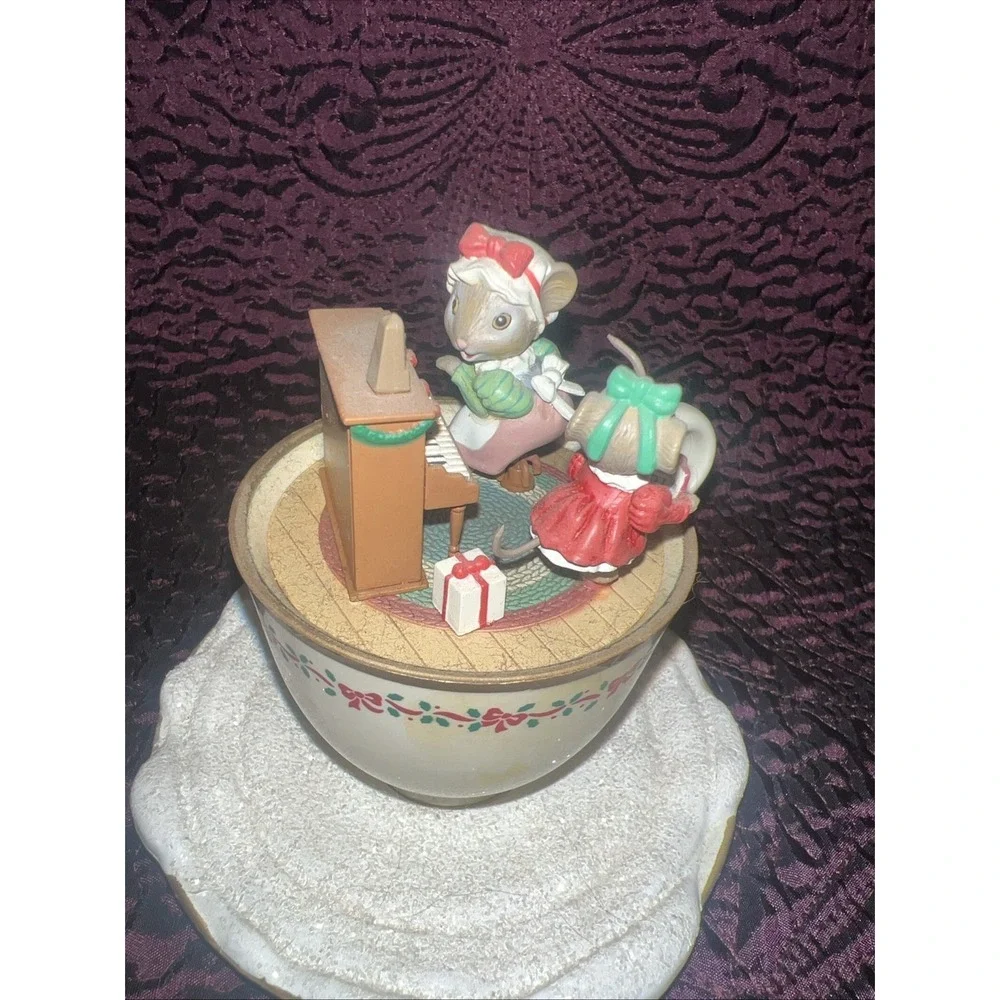 Enesco M. Gilmore designs, winter‎ wonderland, mini musical music box Mice Sled